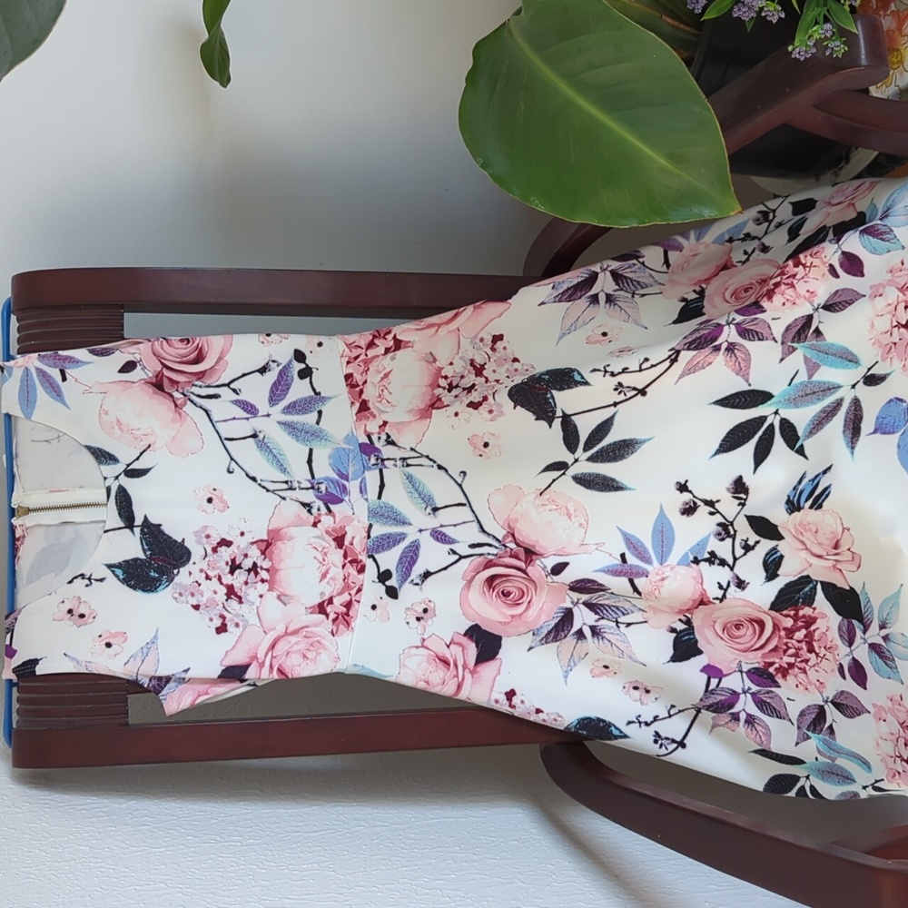 🌸 💕 Beautiful Floral White Dress stretchable